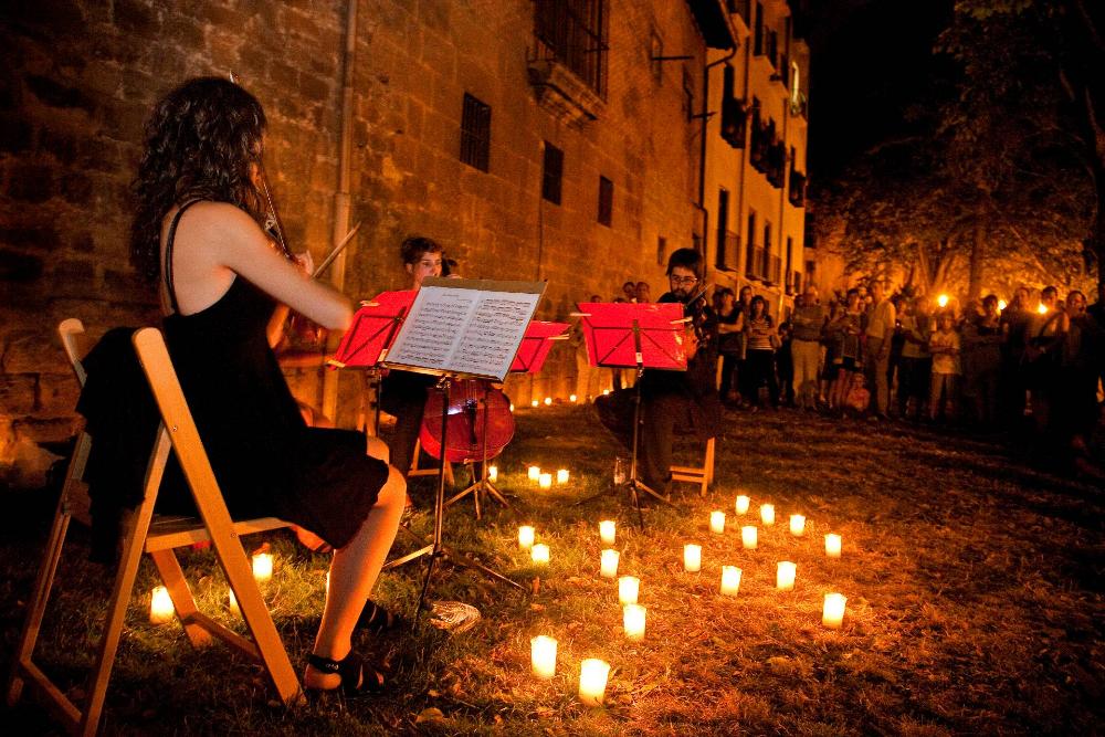 Musiciens et public dans une performance du cycle « Le mur à la lueur des bougies »